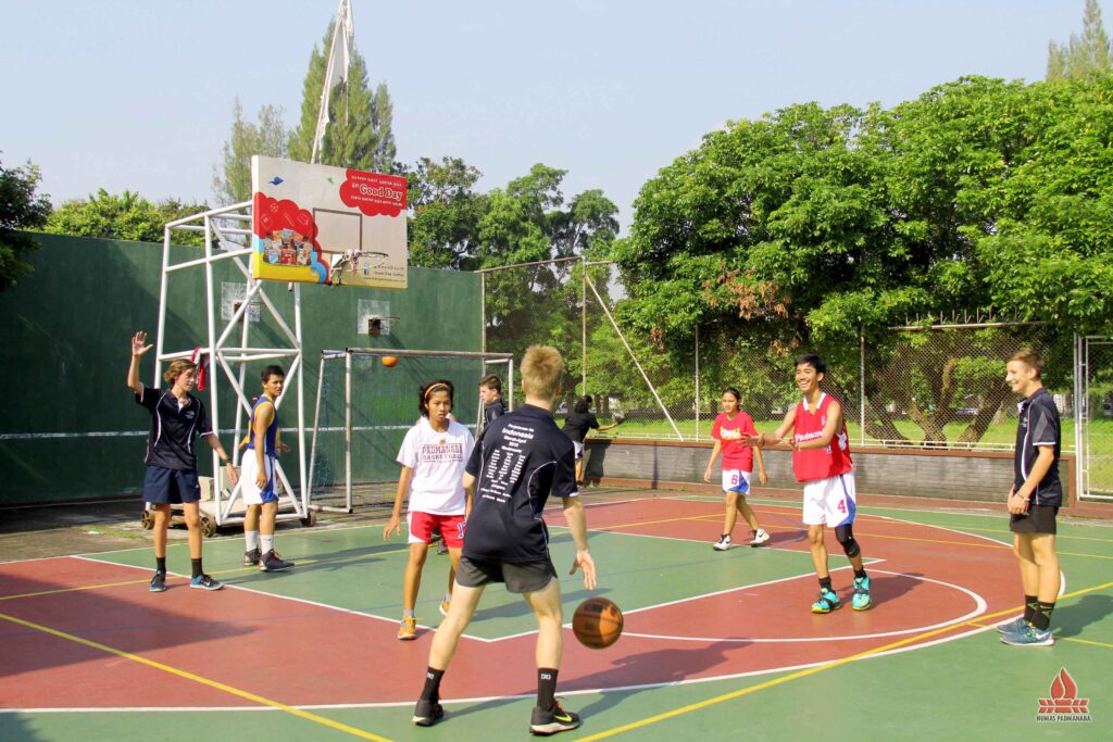 pemain basket berlatih di lapangan